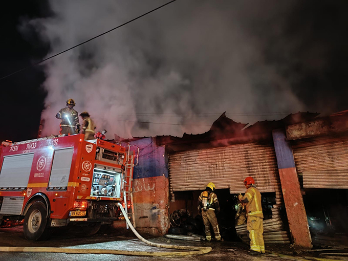 اندلاع حريق هائل داخل كراج سيارات في بيت حنينا يتسبب بأضرارًا جسيمة